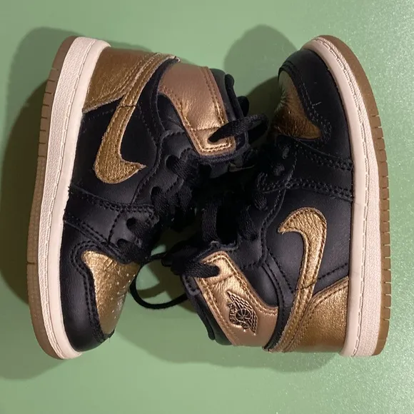 Nike Air Jordan 1 Retro High OG Black and Metallic gold Gold Sneakers