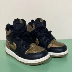 Nike Air Jordan 1 Retro High OG Black and Metallic gold Gold Sneakers