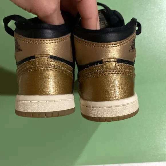 Nike Air Jordan 1 Retro High OG Black and Metallic gold Gold Sneakers