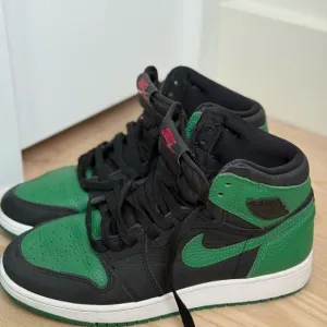 Nike Air Jordan 1 Retro High OG Green Black Sneakers