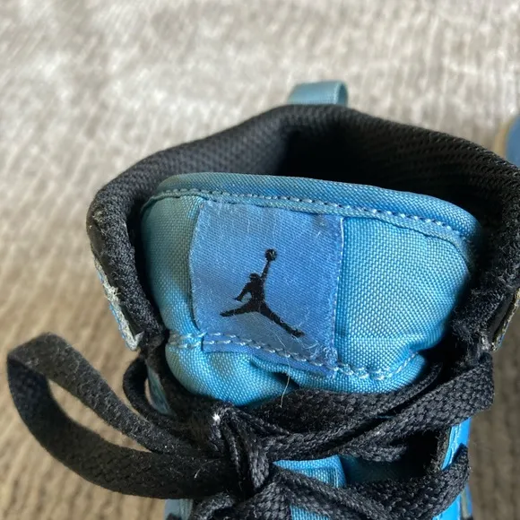 Nike Air Jordan High Tops Size 1Y Carolina Blue Sneakers Retro Classic