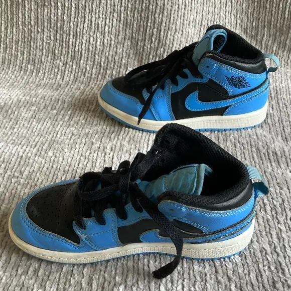 Nike Air Jordan High Tops Size 1Y Carolina Blue Sneakers Retro Classic