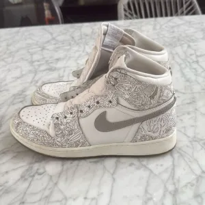 Nike Air Jordan 1 Retro High OG Laser 2015 Size 7Y Sneakers 705289-100