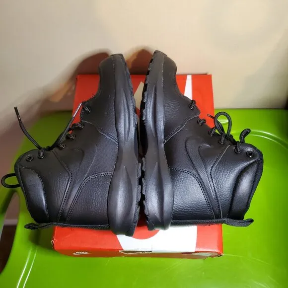 NIKE Boy's Manoa Leather Triple Black Boots Size 3Y