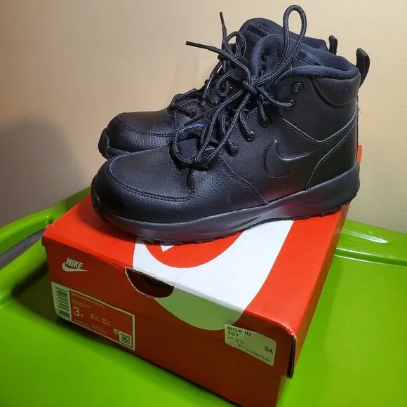 NIKE Boy's Manoa Leather Triple Black Boots Size 3Y