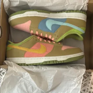 NIKE DUNK LOW RETRO SE Colorful Sneakers with Swoosh Design NEW in the box