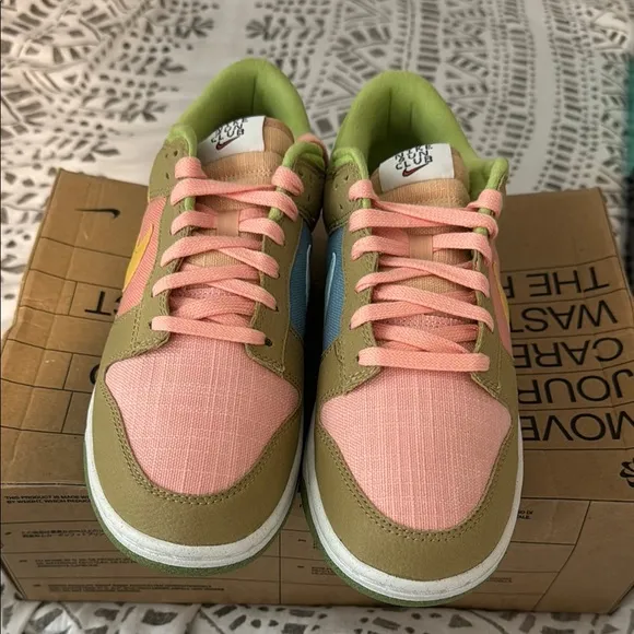 NIKE DUNK LOW RETRO SE Colorful Sneakers with Swoosh Design NEW in the box