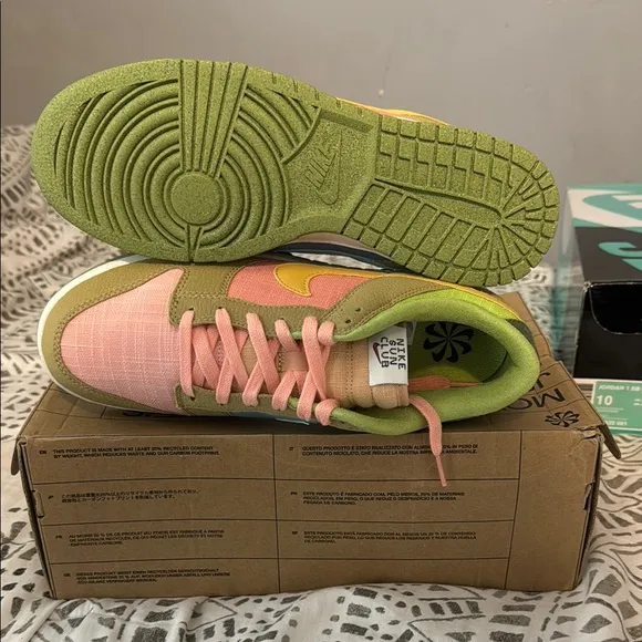 NIKE DUNK LOW RETRO SE Colorful Sneakers with Swoosh Design NEW in the box