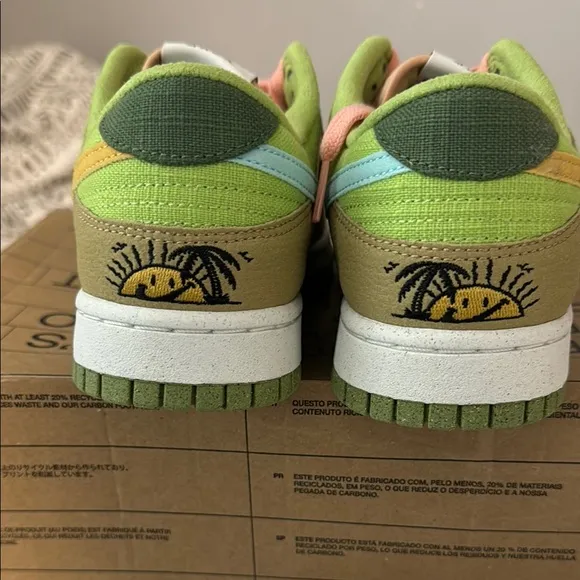 NIKE DUNK LOW RETRO SE Colorful Sneakers with Swoosh Design NEW in the box