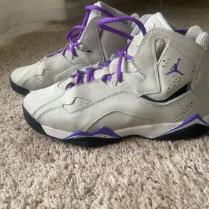 Nike Gray and Purple Sneakers Retro Style