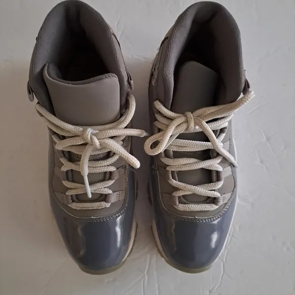 Nike Jordan II Retro Sneakers Gray White Size 6.5Y