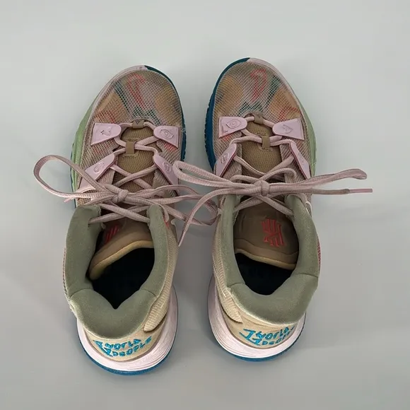 NIKE Kyrie 7 '1 World 1 People' Pink Basketball Fashion Sneakers Size Men’s 10.5