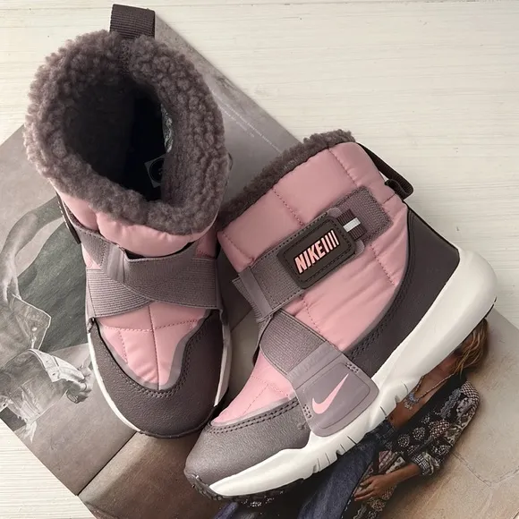 NIKE slip-on snow boots