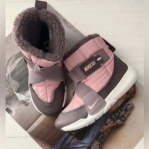 NIKE slip-on snow boots