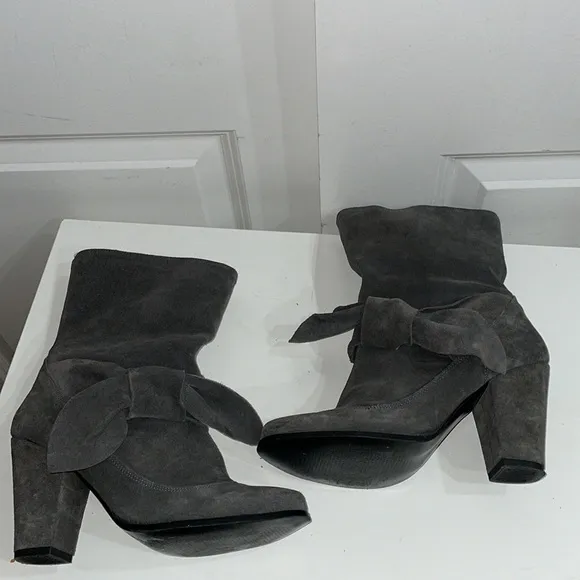 Nine West Mitos Women’s made in Spain Genuine Suede Ankle Boots size 7 Bows