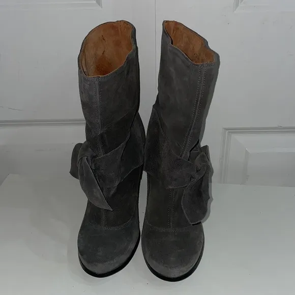 Nine West Mitos Women’s made in Spain Genuine Suede Ankle Boots size 7 Bows
