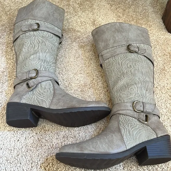 NWOB! EASY STREET size 6 light brown self design zippered boots