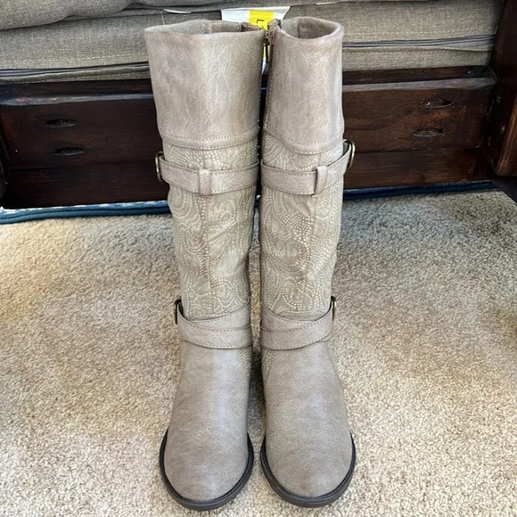 NWOB! EASY STREET size 6 light brown self design zippered boots