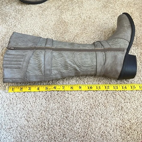 NWOB! EASY STREET size 6 light brown self design zippered boots