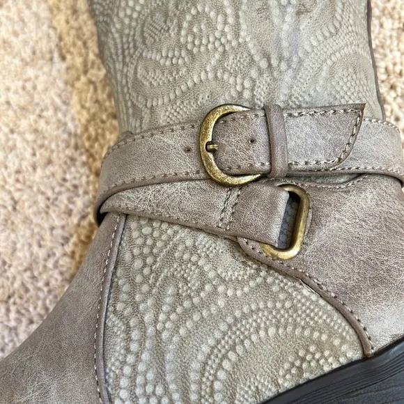 NWOB! EASY STREET size 6 light brown self design zippered boots
