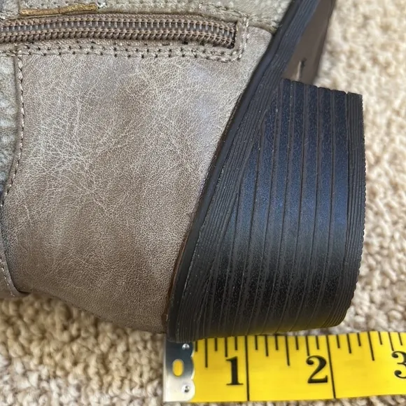 NWOB! EASY STREET size 6 light brown self design zippered boots
