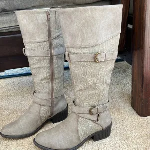 NWOB! EASY STREET size 6 light brown self design zippered boots