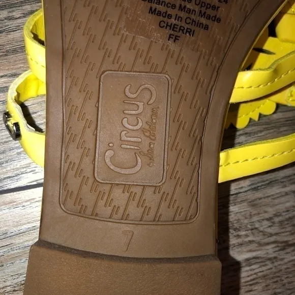 NWOB  Sam Edelman Yellow Canyon Medallion Sandals Size 6