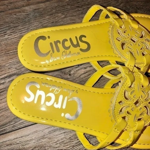 NWOB  Sam Edelman Yellow Canyon Medallion Sandals Size 6