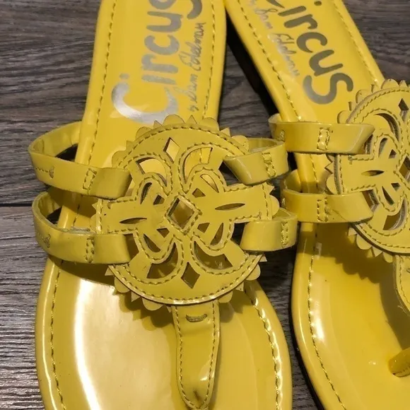 NWOB  Sam Edelman Yellow Canyon Medallion Sandals Size 6