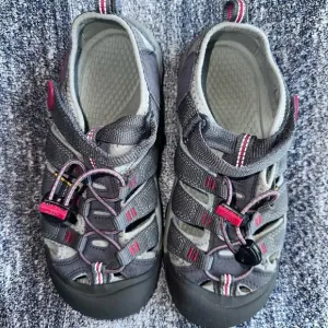 NWOT (Display Pair) Youth Size 3 Keen Waterproof Hiking Sandals