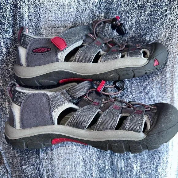 NWOT (Display Pair) Youth Size 3 Keen Waterproof Hiking Sandals