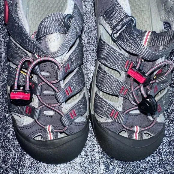 NWOT (Display Pair) Youth Size 3 Keen Waterproof Hiking Sandals