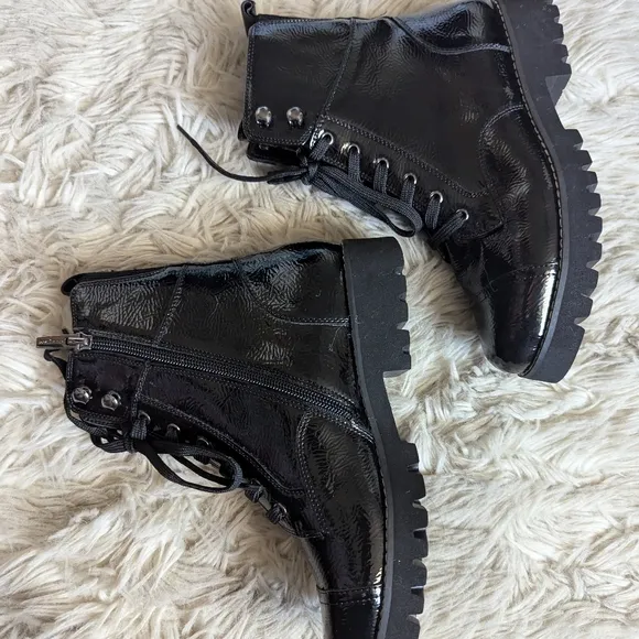 NWOT Donald Pliner Easeci Boots in Crinkle Patent Black