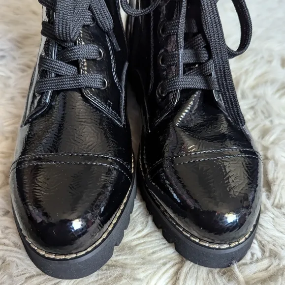 NWOT Donald Pliner Easeci Boots in Crinkle Patent Black