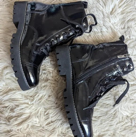 NWOT Donald Pliner Easeci Boots in Crinkle Patent Black