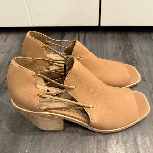 NWOT Eileen Fisher, tan, Peep toe sandals size 9
