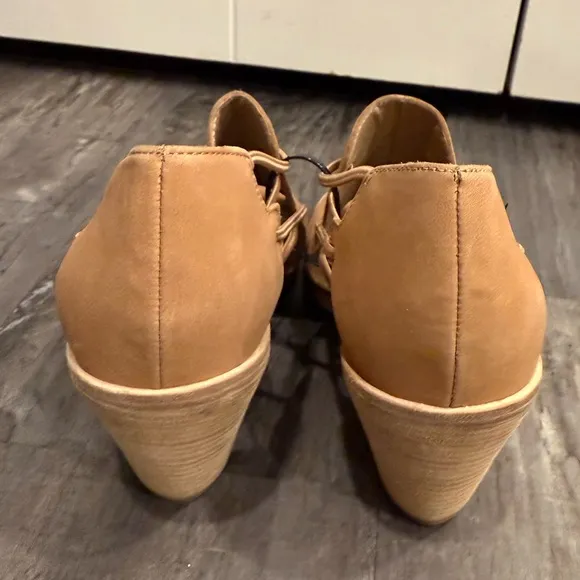 NWOT Eileen Fisher, tan, Peep toe sandals size 9