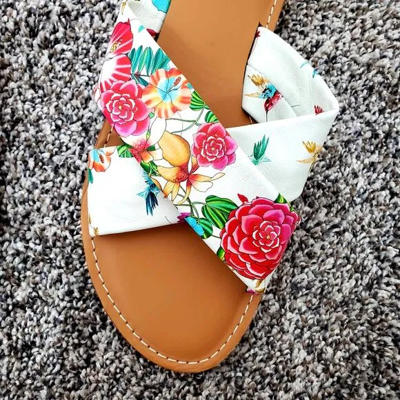 NWOT Johnny Was Andra White Floral Cross-Strap Flat Sandals Women's Size 10*