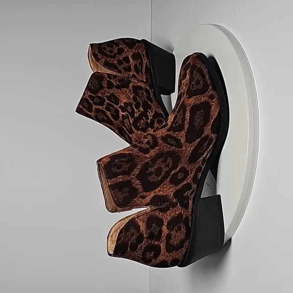 NWOT Life Stride Payton 2 Bootie Ankle Heel Boot Slip-On Pointed Leopard Comfy 6