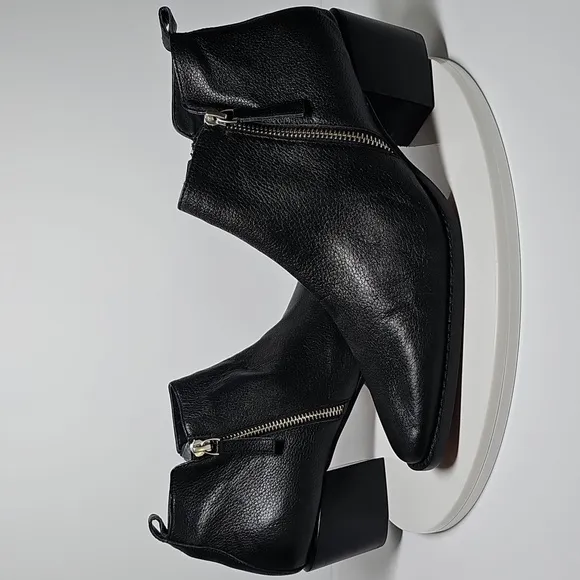 NWOT Linea Paolo Sochi Booties Ankle Boots Pebbled Leather Square Toe Black 9