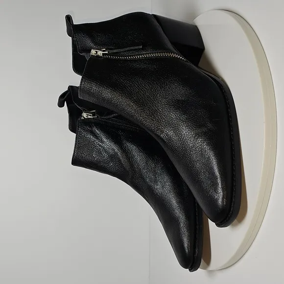NWOT Linea Paolo Sochi Booties Ankle Boots Pebbled Leather Square Toe Black 9