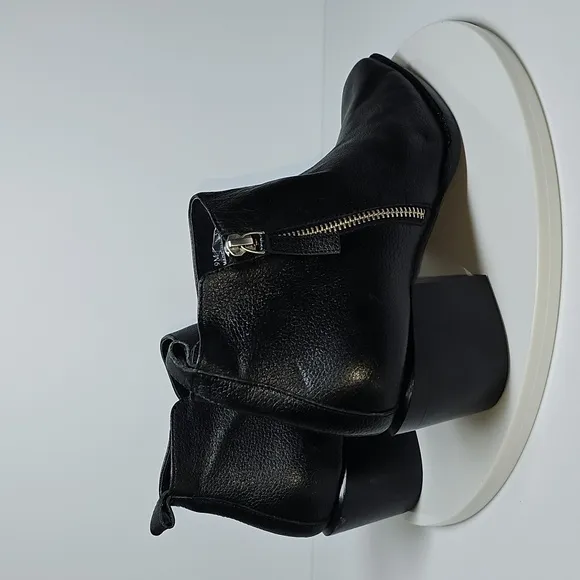 NWOT Linea Paolo Sochi Booties Ankle Boots Pebbled Leather Square Toe Black 9
