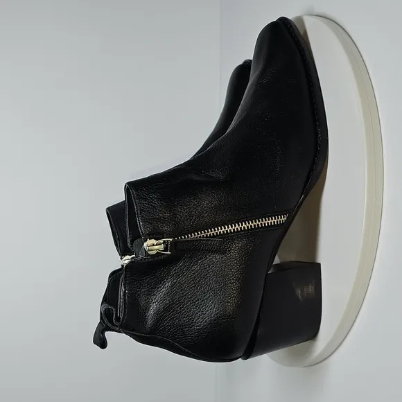 NWOT Linea Paolo Sochi Booties Ankle Boots Pebbled Leather Square Toe Black 9