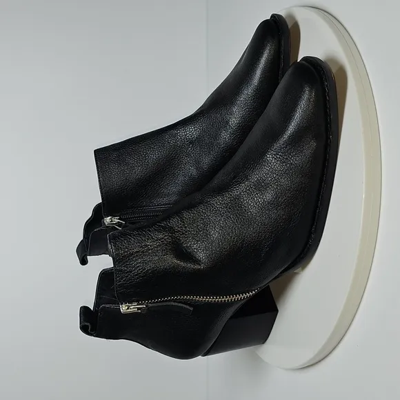 NWOT Linea Paolo Sochi Booties Ankle Boots Pebbled Leather Square Toe Black 9