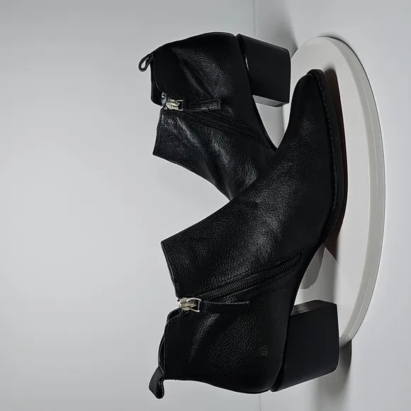 NWOT Linea Paolo Sochi Booties Ankle Boots Pebbled Leather Square Toe Black 9