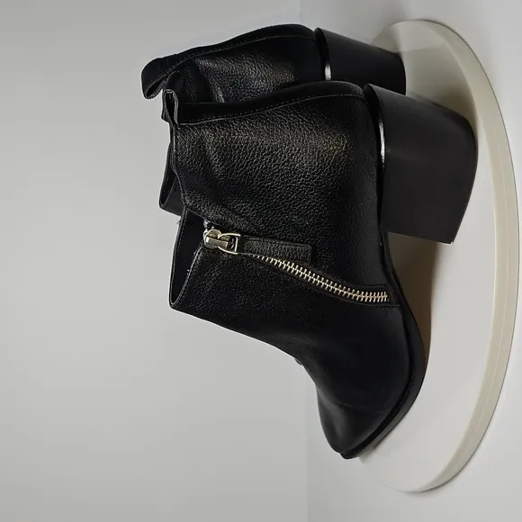 NWOT Linea Paolo Sochi Booties Ankle Boots Pebbled Leather Square Toe Black 9