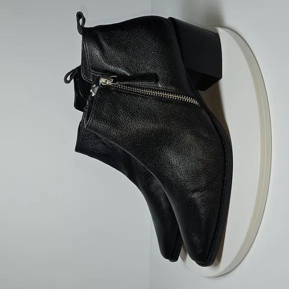 NWOT Linea Paolo Sochi Booties Ankle Boots Pebbled Leather Square Toe Black 9