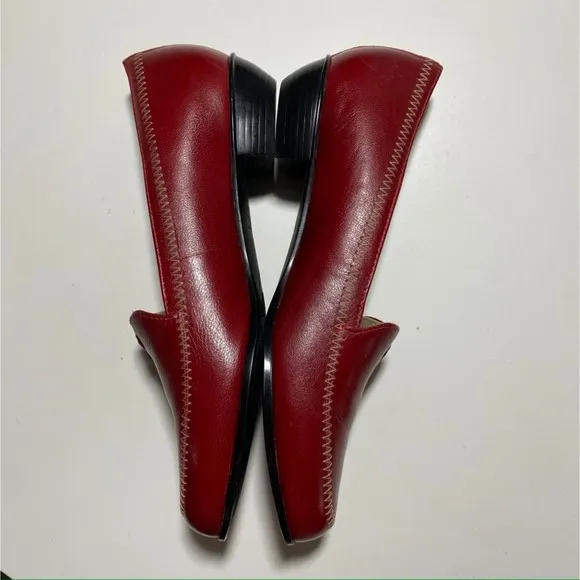 NWOT MUNRO American Red Leather Loafers  Size 5.5