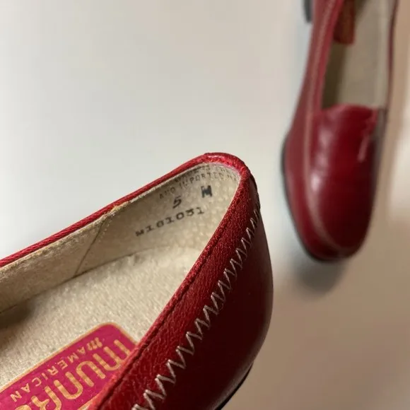 NWOT MUNRO American Red Leather Loafers  Size 5.5