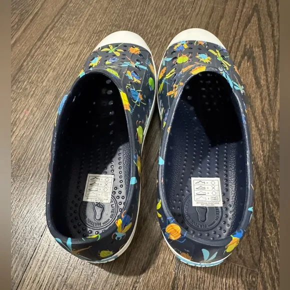 NWOT Native Jefferson Bugs Waterproof Sandals (J3)